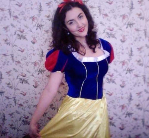 Halloween Throwback: How dya like dem apples?#snowwhite #halloweencostume #snowwhitecostume #Disne