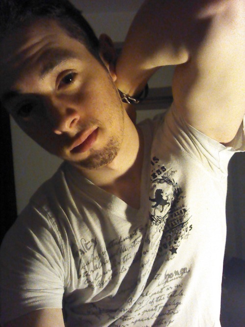 sandboytx:  Andrew is a Pretty Boy!  “Look at me, I’m pretty.”  - mmandrew 