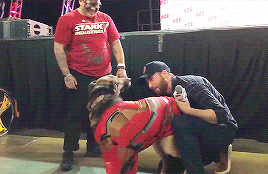 selina-meyer:chris: *jumps off stage in the middle of a panel to pet a dog*