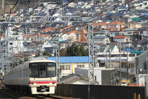 【４６７】八王子 長沼駅で 撮りつるは 上る電車と 埋め尽くす家
