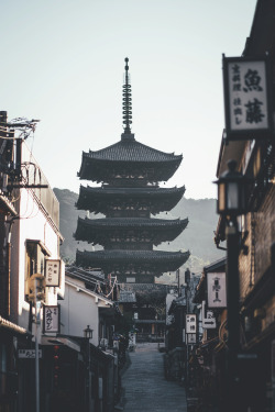 banshy:  Yasaka Pagoda // Takashi Yasui 