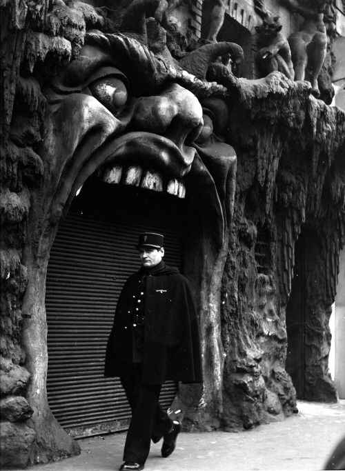 Robert Doisneau - Cabaret L'Enfer, Paris, 1952.