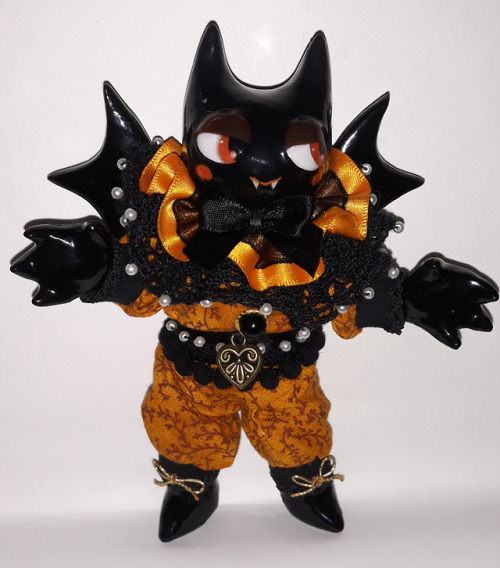 slocotion:  Custom bat for @ crocojaws on instagram, with a matching drawstring bag. The most Halloween bat so far <3 (commissions currently closed) Etsy / instagram 