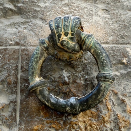 Mano sosteniendo un anillo de hierro, en la pared exterior de la catedral, Jaén, 2016.