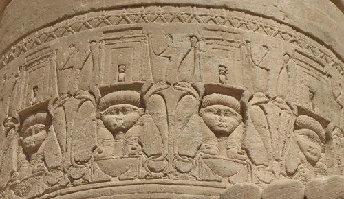  Hathor-heads standing on the symbol for “gold” and flanked by the Two Goddesses Nekhbet