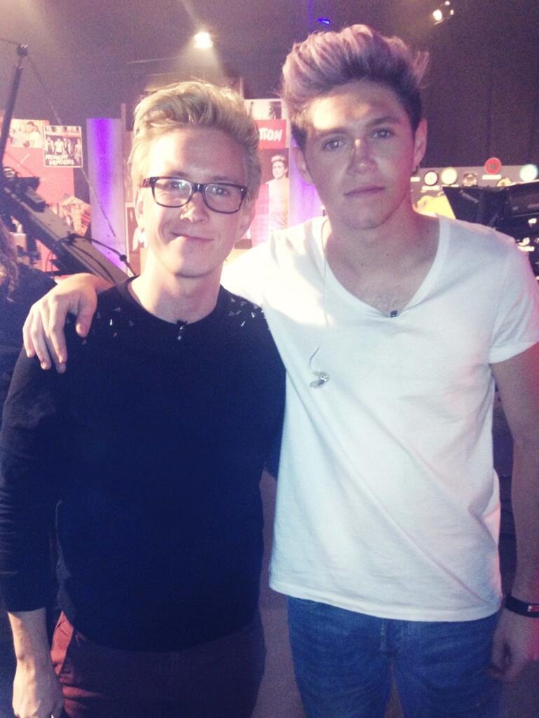 direct-news:  @tyleroakley: Reunited with One Direction’s blonde bombshell, @NiallOfficial!