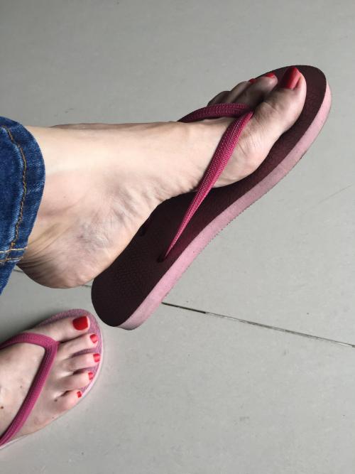 sexy-bare-feet:  Dangling flip flops and a new pedi http://ift.tt/2jRljD3