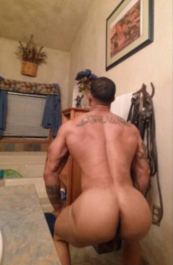 Hotassnbulge:  Simm05:  Woof   Large Ass Ready To Be Mounted