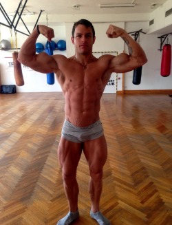 bodybuildermusclecentral:  bodybuildermusclecentral  Muscular, handsome and with a nice bulge - WOOF