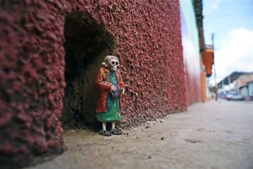 devidsketchbook:CEMENT ECLIPSES @ CHIAPAS MEXICOArtist Isaac Cordal (tumblr / facebook) - “With the 