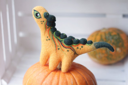 kohakuhime:macabrelucanidae:punk-rock-trolls:sosuperawesome:Needle felted creatures and pumpkins fro