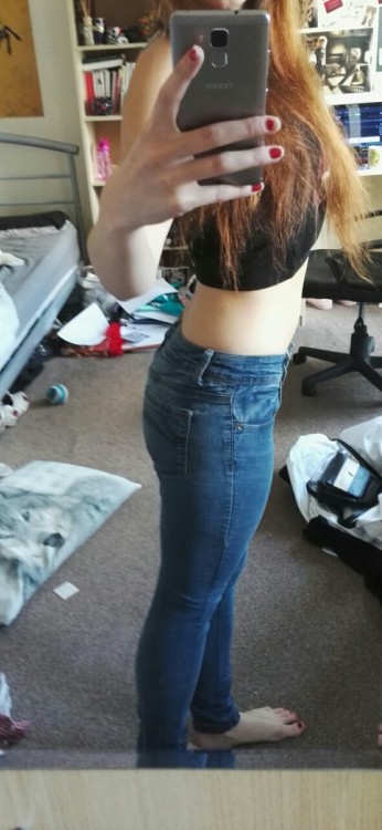 Ok so my room is messy as fuck BUT guess who’s back down to their ideal weight and feeling sex