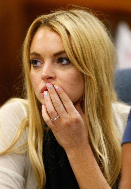 y2klame: Lindsay Lohan in court with ‘fuck u’ painted on her nails (2010)