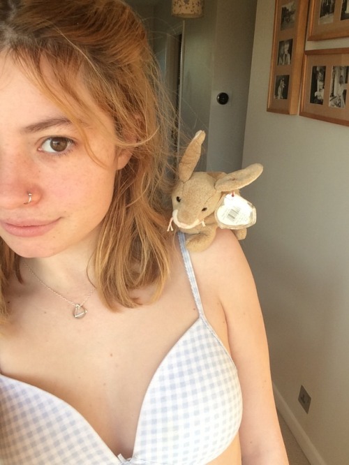 littlegirlee: pushin-daisy:  New best friend! 🐇  Cutieeee 😍 