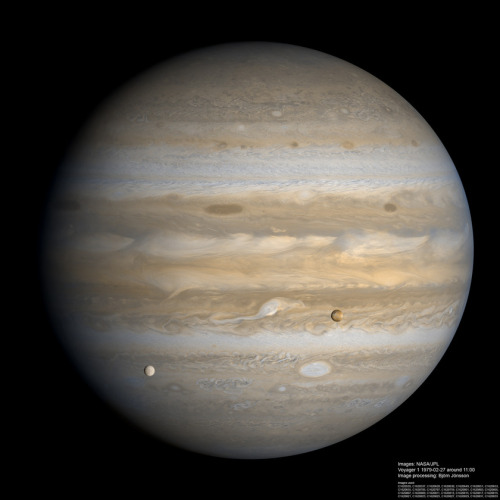 Júpiter visto por la Voyager 1, con Ío y Europa (NASA/Bjorn Jonsson).
Vía.