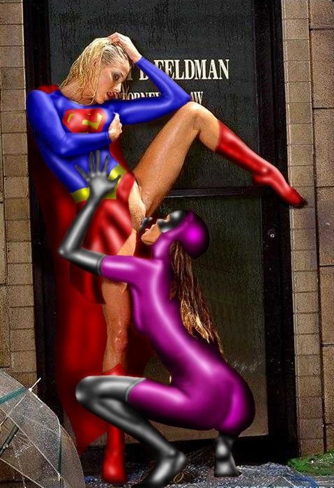 nude-superheroines:  Catwoman licking Supergirl in the street