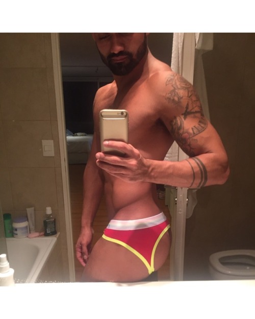 zenyomi:  aluking:  Sexy  W H O