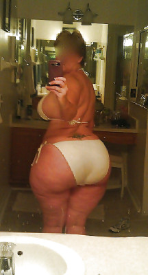 bbwbeach:  someone’s mamma got a big ol butt  Holy shit that&rsquo;s awesome!