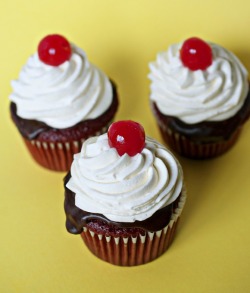 foodffs:  Dr. Pepper Vanilla Float Cupcakes  Really nice recipes. Every hour.   