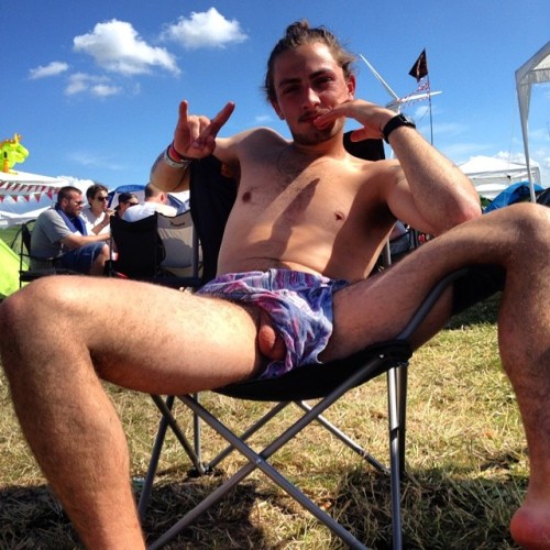 stinkycub:  freeballplayla:  Follow & Reblog: http://freeballplayla.tumblr.com/ Share stories, cruising spots, pics: publicplayla@gmail.com  Hell yeah…  Stinky hippy balls! 