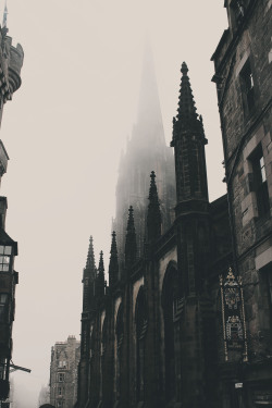 the-filthy-fireman:linneasnow:Foggy Edinburgh.   Places I want to go 