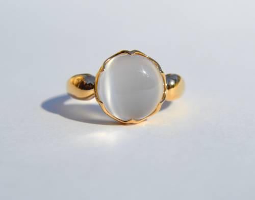 allaboutrings:Vintage 18k Gold Moonstone Ring