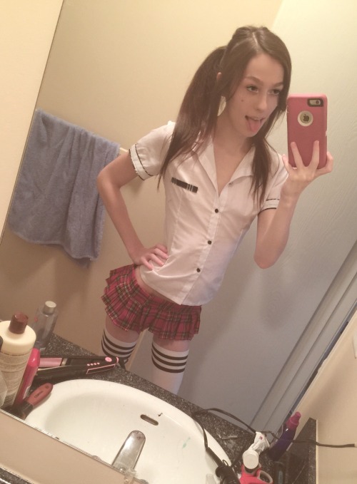 Porn Pics kitty-lynn:  Dressed up for daddy before
