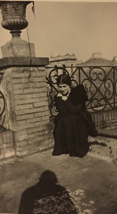 Picasso : photo of Olga at the Hotel Minerva, Rome (Picasso&rsquo;s shadow presumably).