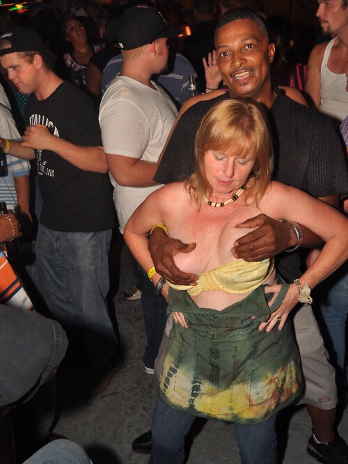 sanspanties:  I need to find this bar.