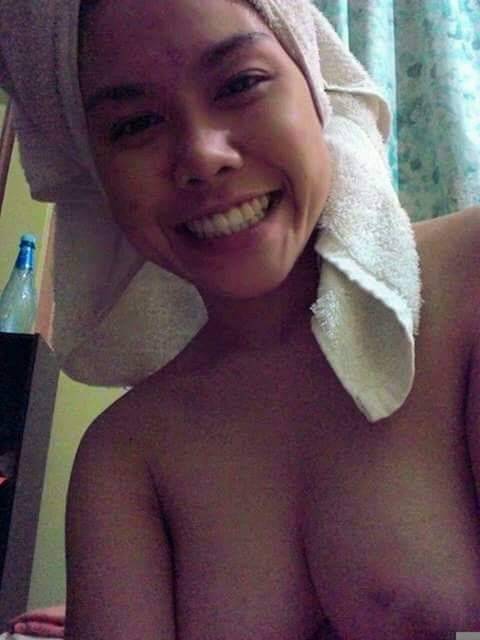 kongsiawek:  Awek comel lepas mandi tayang tetek.