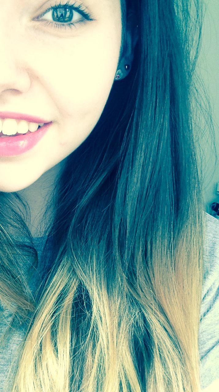 loveandrockets24:  It’s a about the half face selfies.
