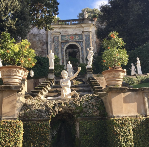 annedebretagneduchesseensabots:Hidden garden,  Rome.   photo : dfmalabaster