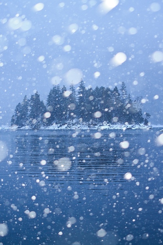 r2&ndash;d2:  Snowfall by (Stefan Gerzoskovitz) 