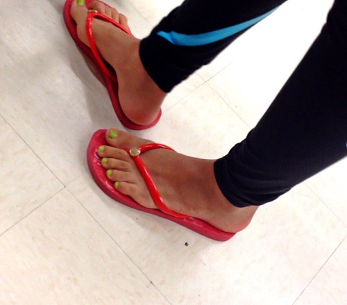 toeman969: Gorgeous Latina’s beautiful face, sexy body, pretty feet with green toenails in flip flop