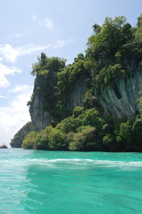 whatzyourfantazy:  I like to jump off that cliff into that beautiful turquoise water 
