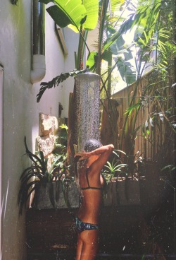 idkbutfu:  Outdoor showers - the best thing since sliced bread