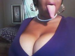 essence44f:  Sexy Essence live and horny