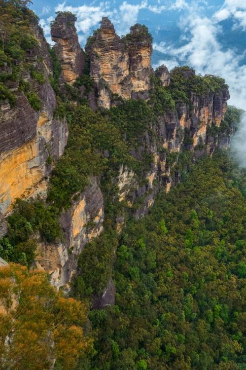 The Three Sisters, Blue Mountains / Australia (by Victor Zubakin).