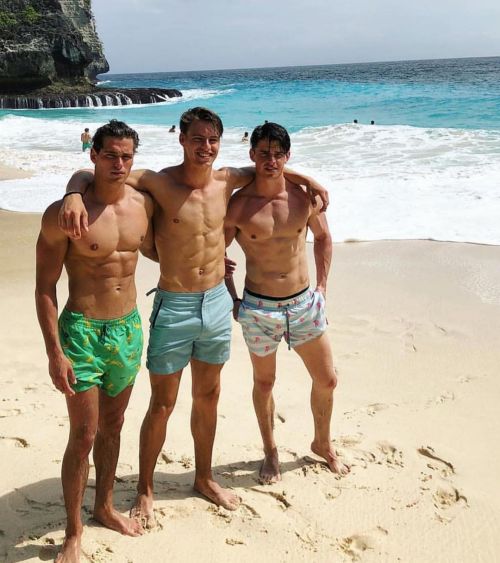 spurbros:  teammates got all shredded for spring break