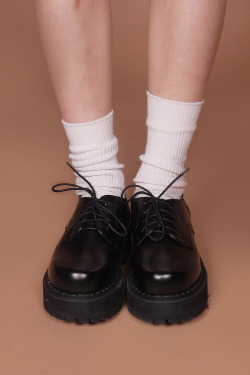highschool-whores:   locles: localmansion, basic platform shoes.  grunge clothing here 