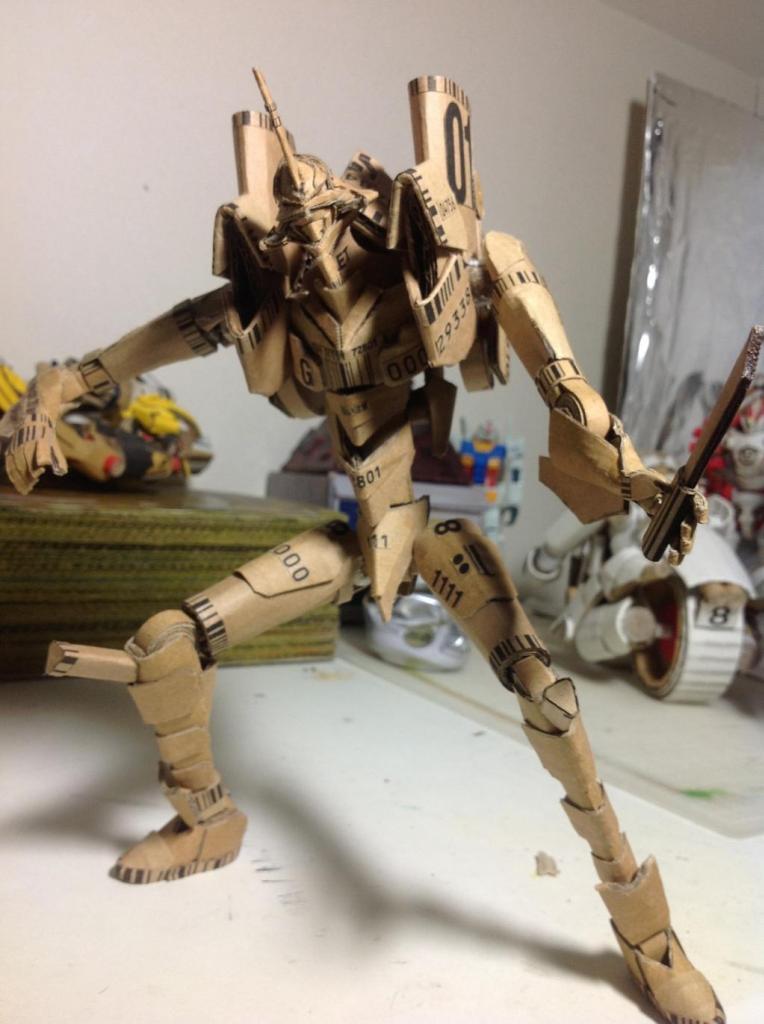 anadarake:  なんというクオリティ！段ボールだけで作ったフル可動式フィギュアがすごい！
