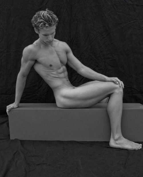 extra0rd1nary-belleza:  Male Nudes. Aldo Rossi  http://extra0rd1nary-belleza.tumblr.com/ 