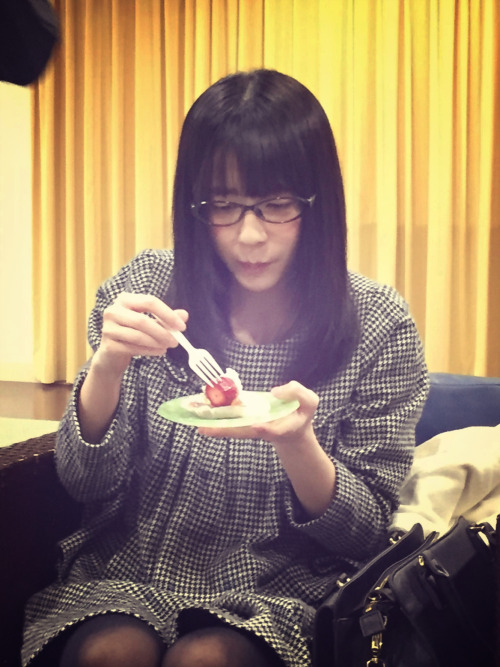 soimort:     イチゴのショートケーキを食べるゆかるゆさん置いときますね   (via 岩田華怜 - ７５５)