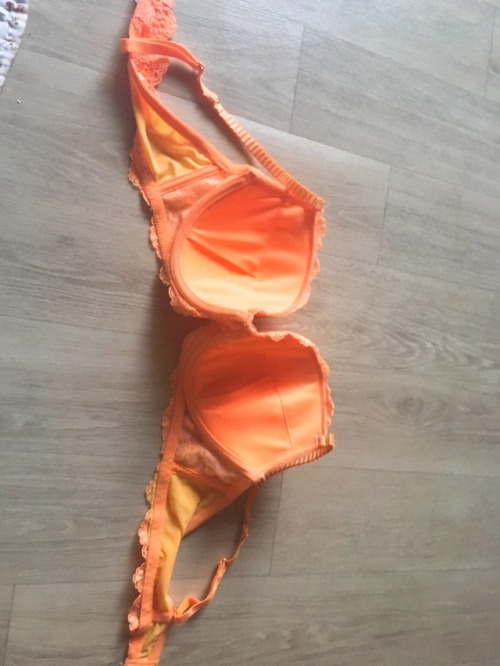 와&hellip; 미쳣다 친구네 엄마 브라랑 팬티 있는더 더찍고 싶엇는데 심장떨려서 못 찍겟다 나중에 찍어야겟다 미쳣다ㅠ 다음에 더찍고 딸쳐야지