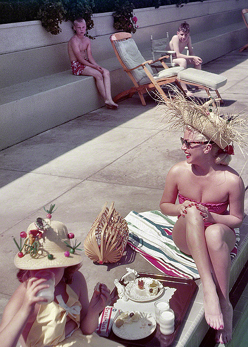 solo-vintage:  1951. Santa Barbara, California. Lana Turner lunching by pool at the