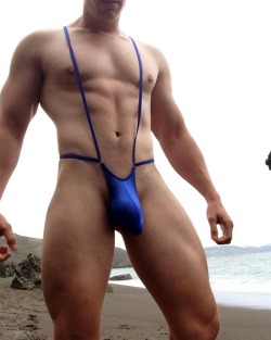 thong-jock:  Hot thonged beach boy.