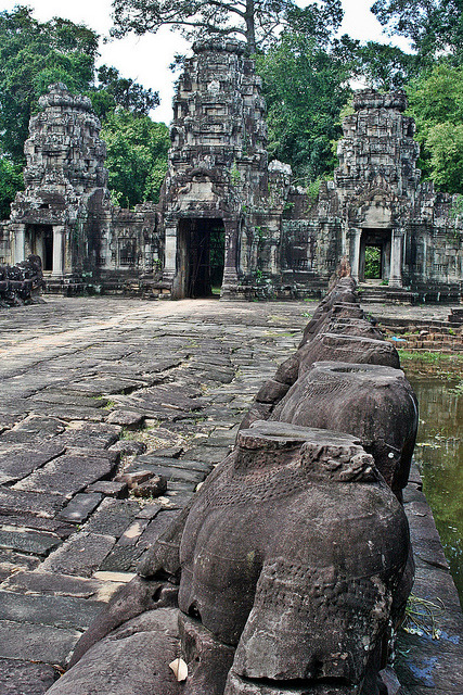 The headless guards of Preah Khan, Angkor / Cambodia (by zorro1945).