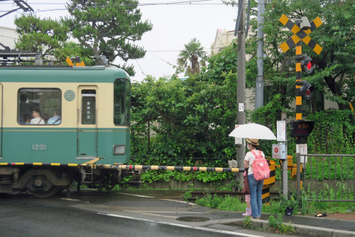 ninetail-fox:Railroad crossing ,Kamakura