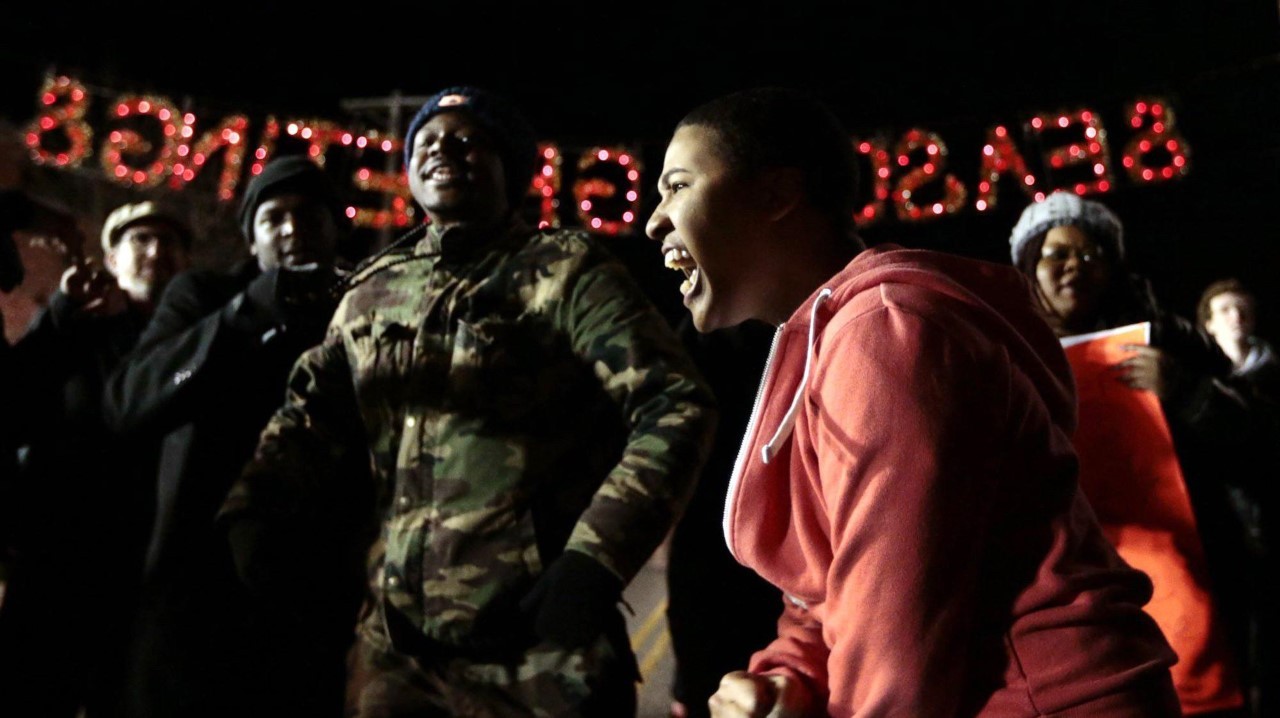 Ferguson: Manifestantes frente a la estación de policía de Ferguson en el primer aniversario de la decisión del gran jurado de no acusar policía Darren Wilson en la muerte de Michael Marrón. Brown, que era negro, tenía 18 años y desarmado cuando fue...