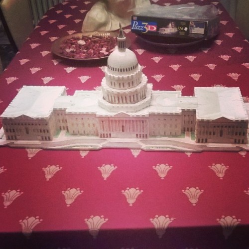 Ce l'avevo da non so quanti anni. Mai montato… Poi arriva lei e in 2 sere lo finisce #puzzle #puzz3d #pazzie #love #uscapitol #campidoglio #718pezzi #MB #amoremiogenio